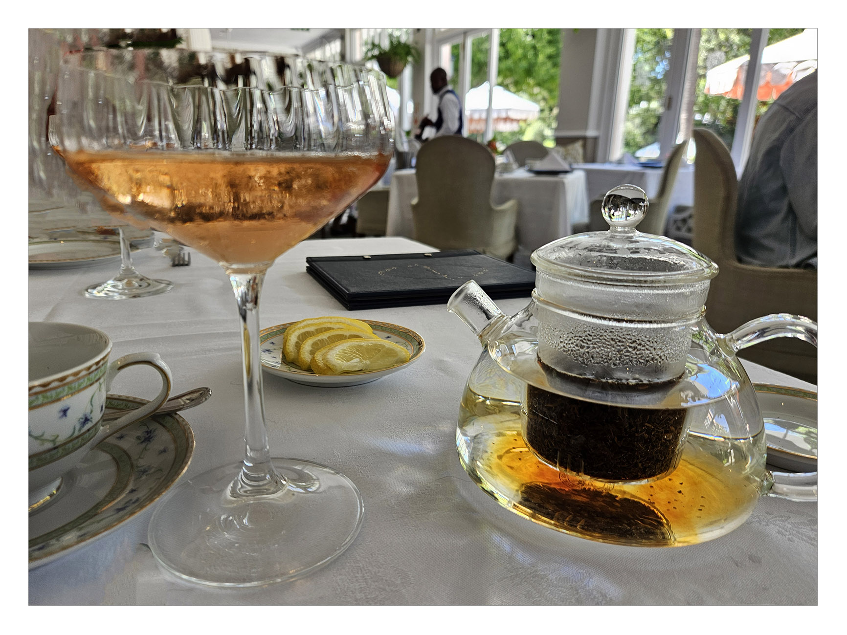 náš výběr, růžové šampaňské a čaj s citronem 