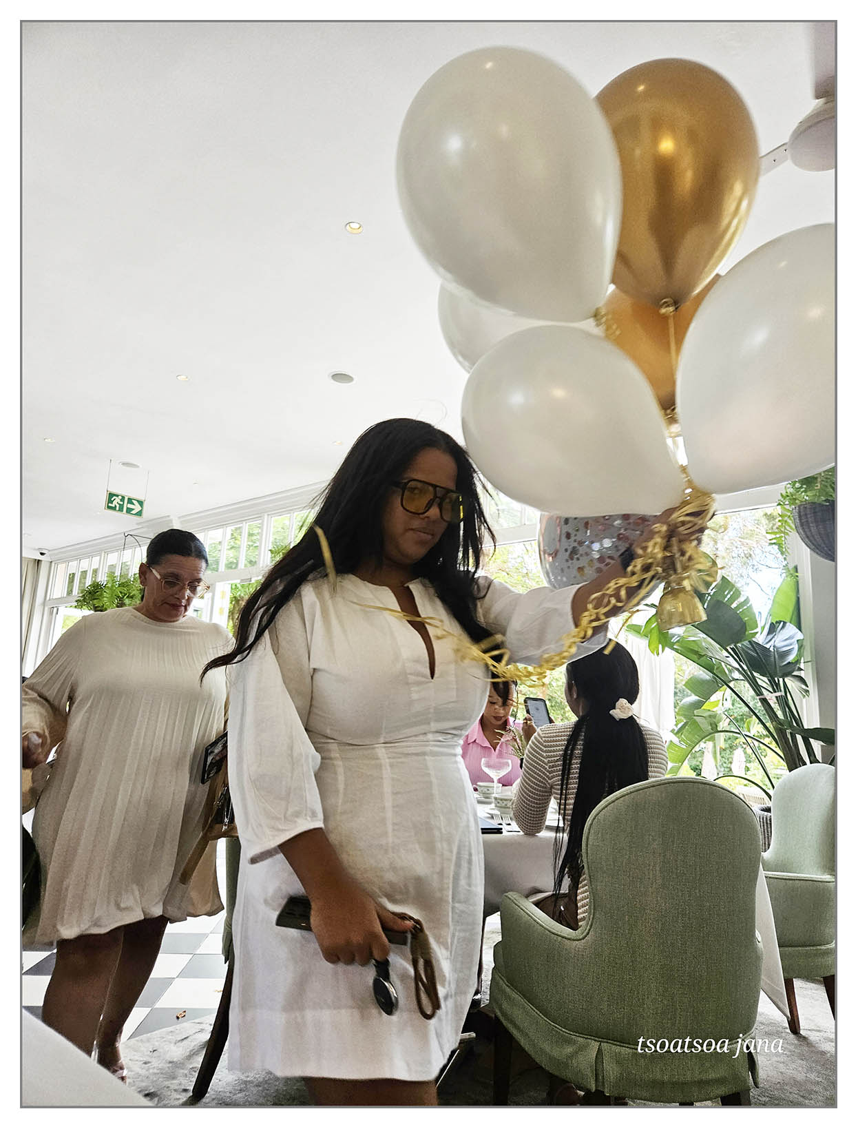 Gratulanti se hrnou na  osvěžující sklenku vody